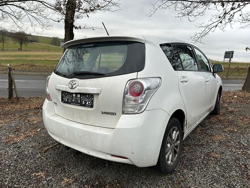 Gebraucht Toyota Verso Edition 126 PS (92 kW) 2010 Weiß Van / Kleinbus