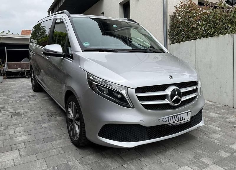 Silber Gebraucht 2020 Mercedes V220 Avantgarde Van / Kleinbus | 45.900 € (Etwas zu teuer) - Bild 1/4