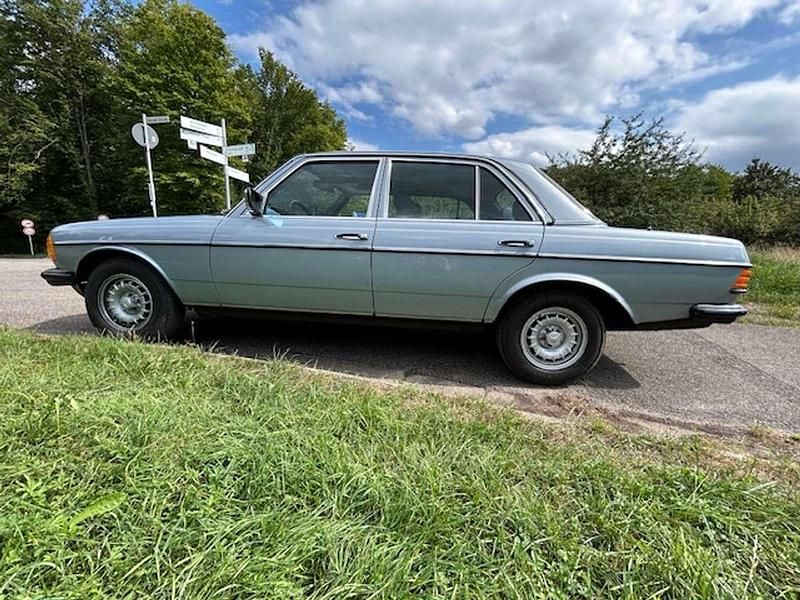 Gebraucht Mercedes E230 136 PS (100 kW) 1984 Blau Limousine