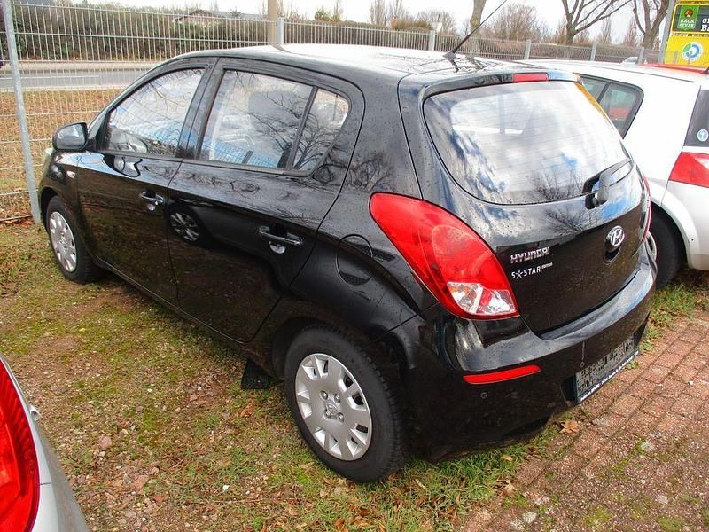 Gebraucht Hyundai i20 Edition 86 PS (63 kW) 2012 Schwarz Kleinwagen
