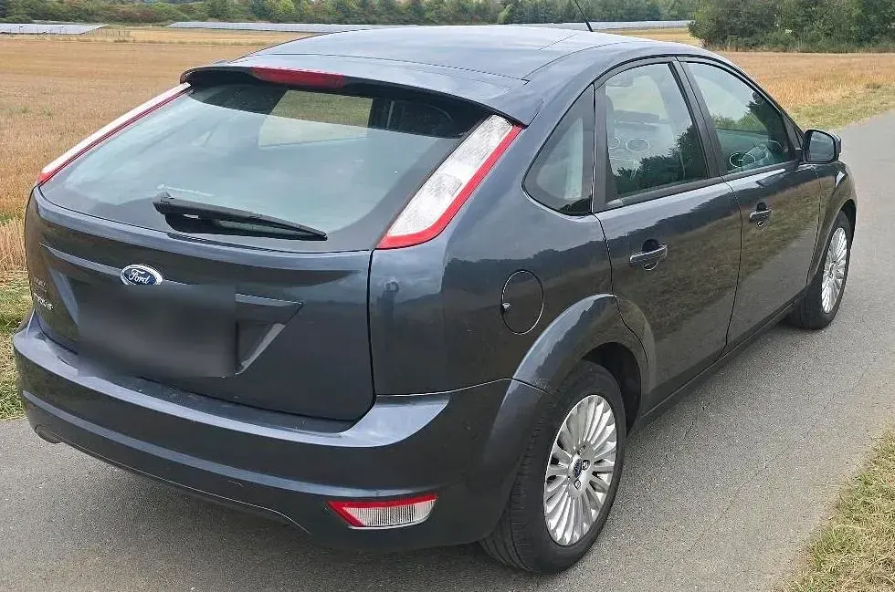 Gebraucht Ford Focus 115 PS (84 kW) 2010 Grau Limousine