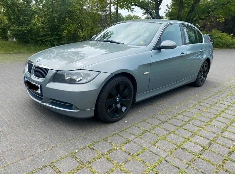 Grau Gebraucht 2008 BMW 330 Limousine | 7.350 € (Fairer Preis) - Bild 1/4