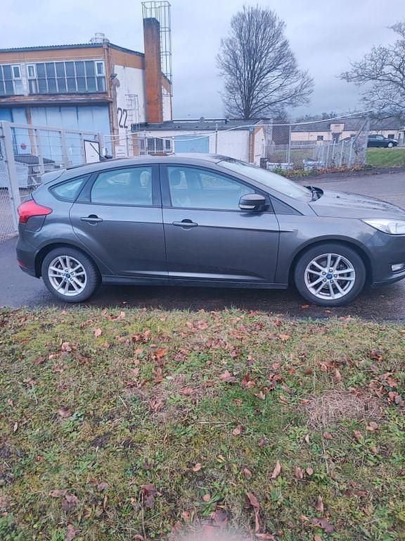 Grau Gebraucht 2017 Ford Focus Trend Limousine | 7.000 € (Superpreis) - Bild 1/4