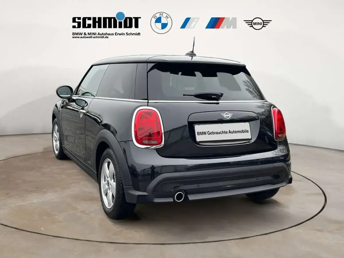 Używany Mini Cooper Essential 136 KM (100 kW) 2024 Czarny Hatchback