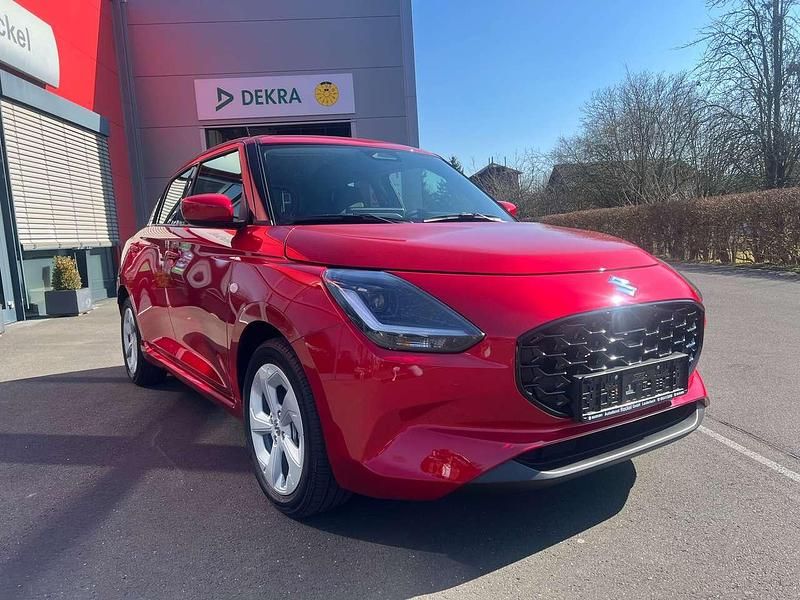Neu Suzuki Swift Comfort 83 PS (61 kW) 2026 Burning red pearl metallic Kleinwagen