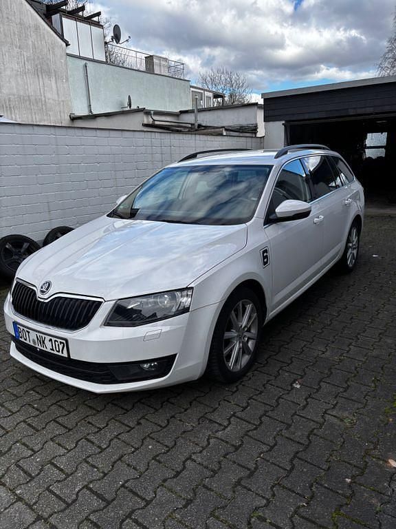 Gebraucht Skoda Octavia Elegance 140 PS (102 kW) 2014 Weiß Kleinwagen