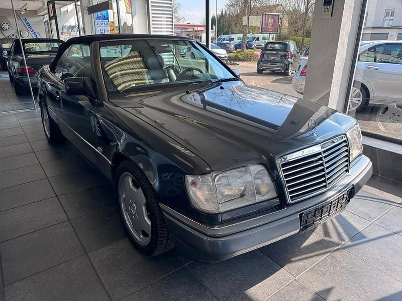Gebraucht Mercedes E220 150 PS (110 kW) 1997 Schwarz Cabrio