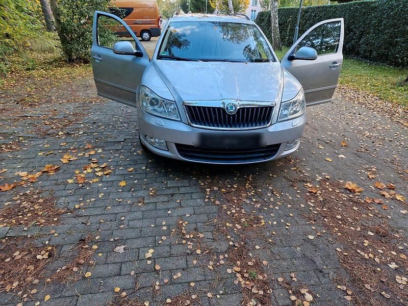 Silber Gebraucht 2013 Skoda Octavia Kombi | 5.999 € (Superpreis) - Bild 1/4