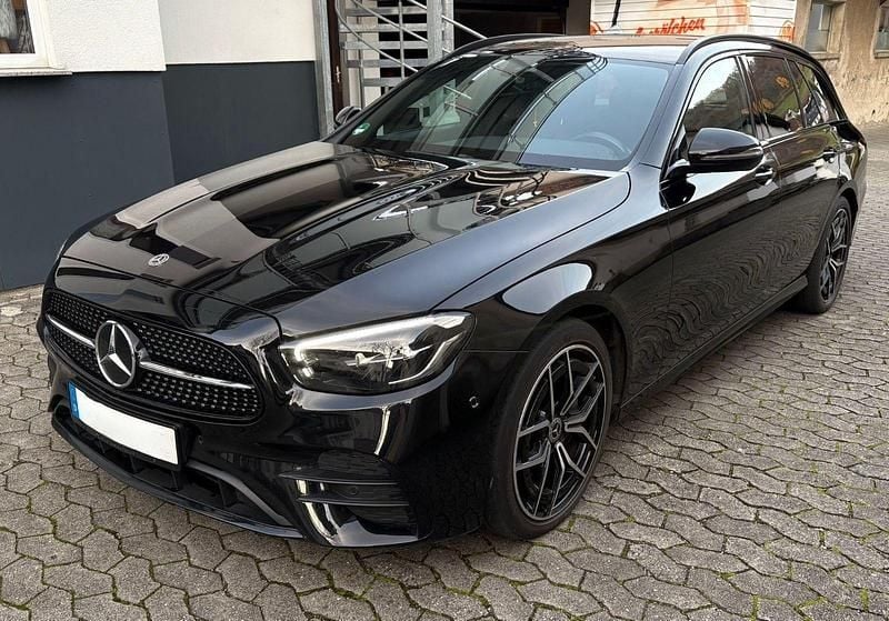 Schwarz Gebraucht 2022 Mercedes E220 AMG Kombi | 38.900 € (Guter Preis) - Bild 1/4