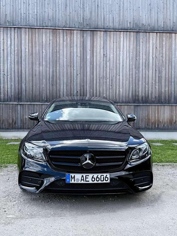 Gebraucht 2018 Mercedes E220 AMG line Limousine | 33.000 € (Fairer Preis) - Bild 1/4