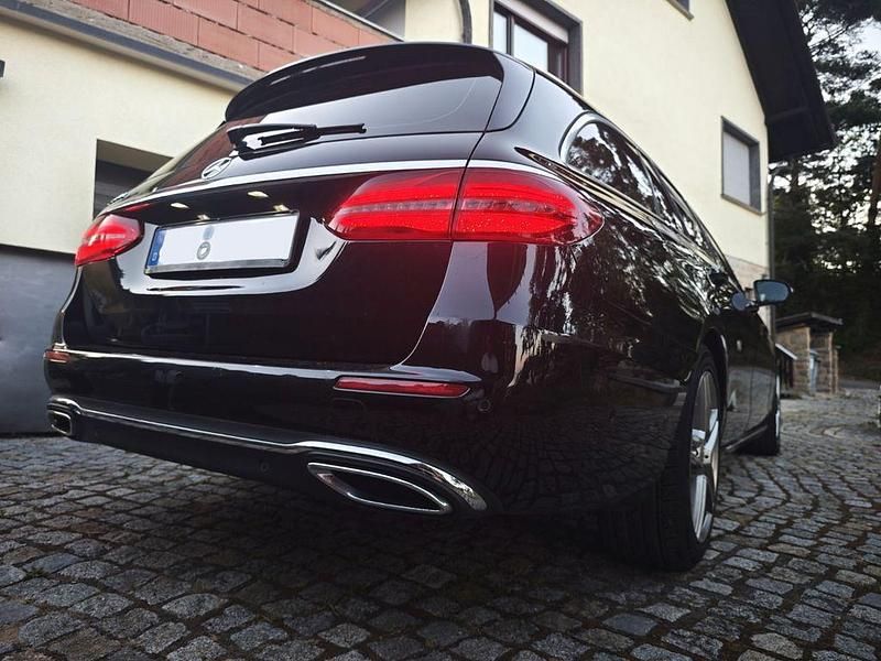 Schwarz Gebraucht 2017 Mercedes E350 Avantgarde Limousine | 22.821 € (Fairer Preis) - Bild 1/4
