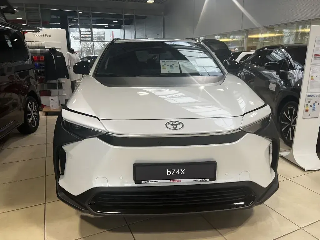 Gebraucht Toyota bZ4X Comfort 150 kW (204 PS) 2023 Platinumweiß perleffekt SUV