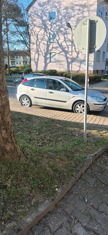 Grau Gebraucht 2002 Ford Focus Limousine | 1.000 € (Guter Preis) - Bild 1/4