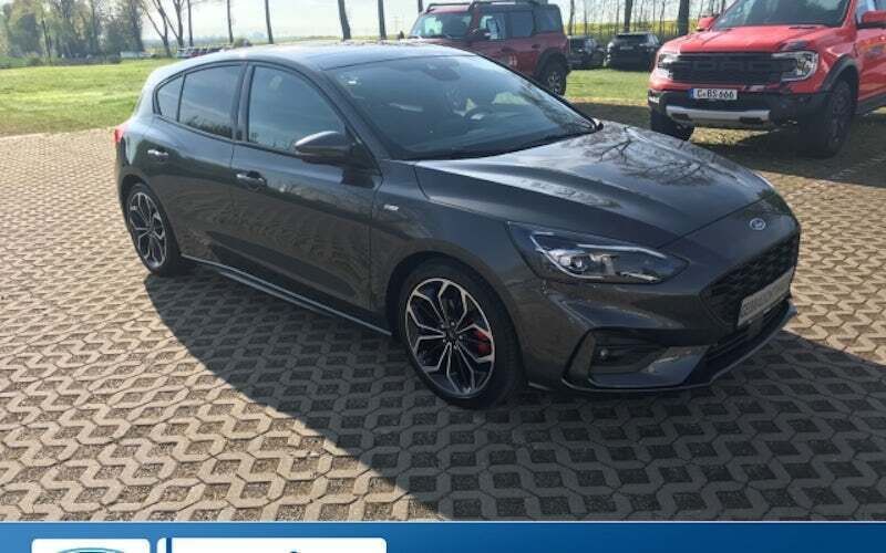 Grau Gebraucht 2020 Ford Focus ST-Line Limousine | 19.990 € (Etwas zu teuer) - Bild 1/4