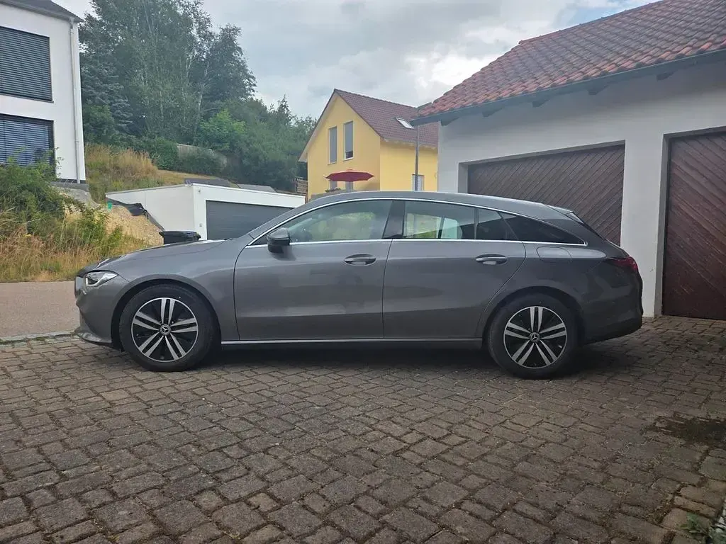 Gebraucht Mercedes CLA200 Shooting Brake 150 PS (110 kW) 2023 Grau Kombi