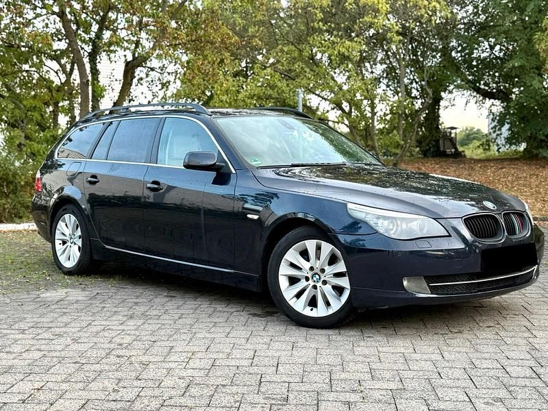 Blau Gebraucht 2008 BMW 530 Sport Line Kombi | 3.899 € (Superpreis) - Bild 1/4
