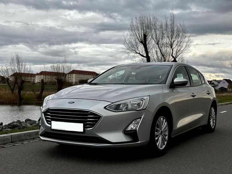Gebraucht Ford Focus Titanium 125 PS (91 kW) 2019 Silber Limousine