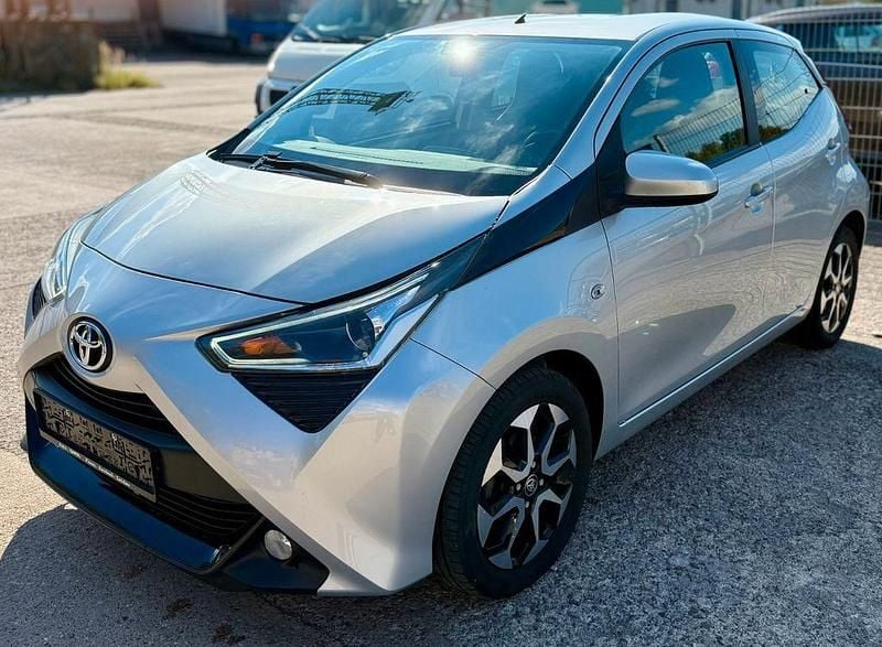 Silber Gebraucht 2020 Toyota Aygo X-play Kleinwagen | 10.290 € (Guter Preis) - Bild 1/4