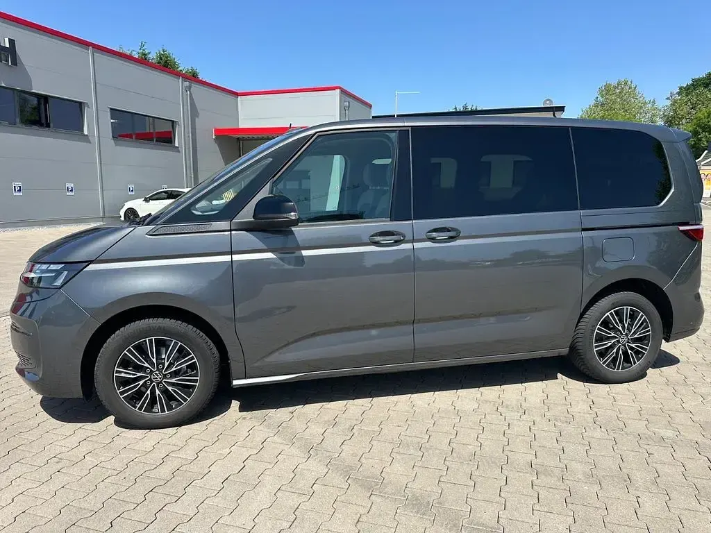 Gebraucht VW Multivan Style 150 PS (110 kW) 2022 Grau Van / Kleinbus