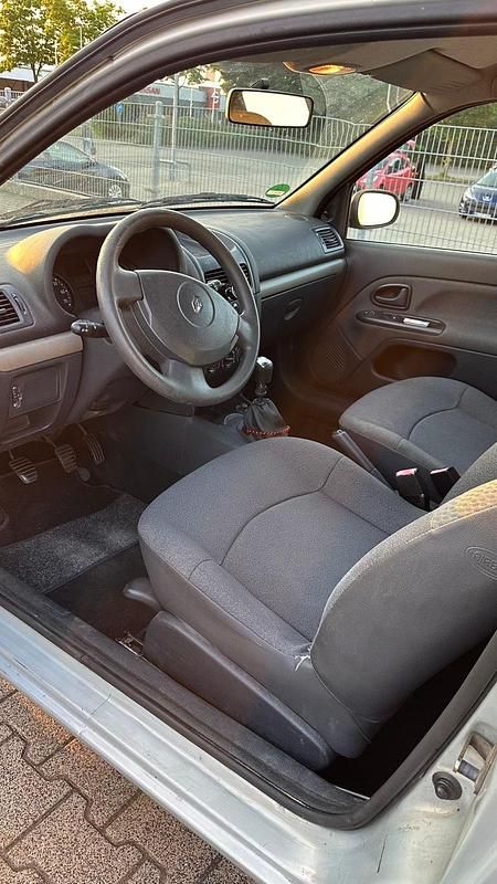 Gebraucht Renault Clio II 60 PS (44 kW) 2003 Silber Kleinwagen