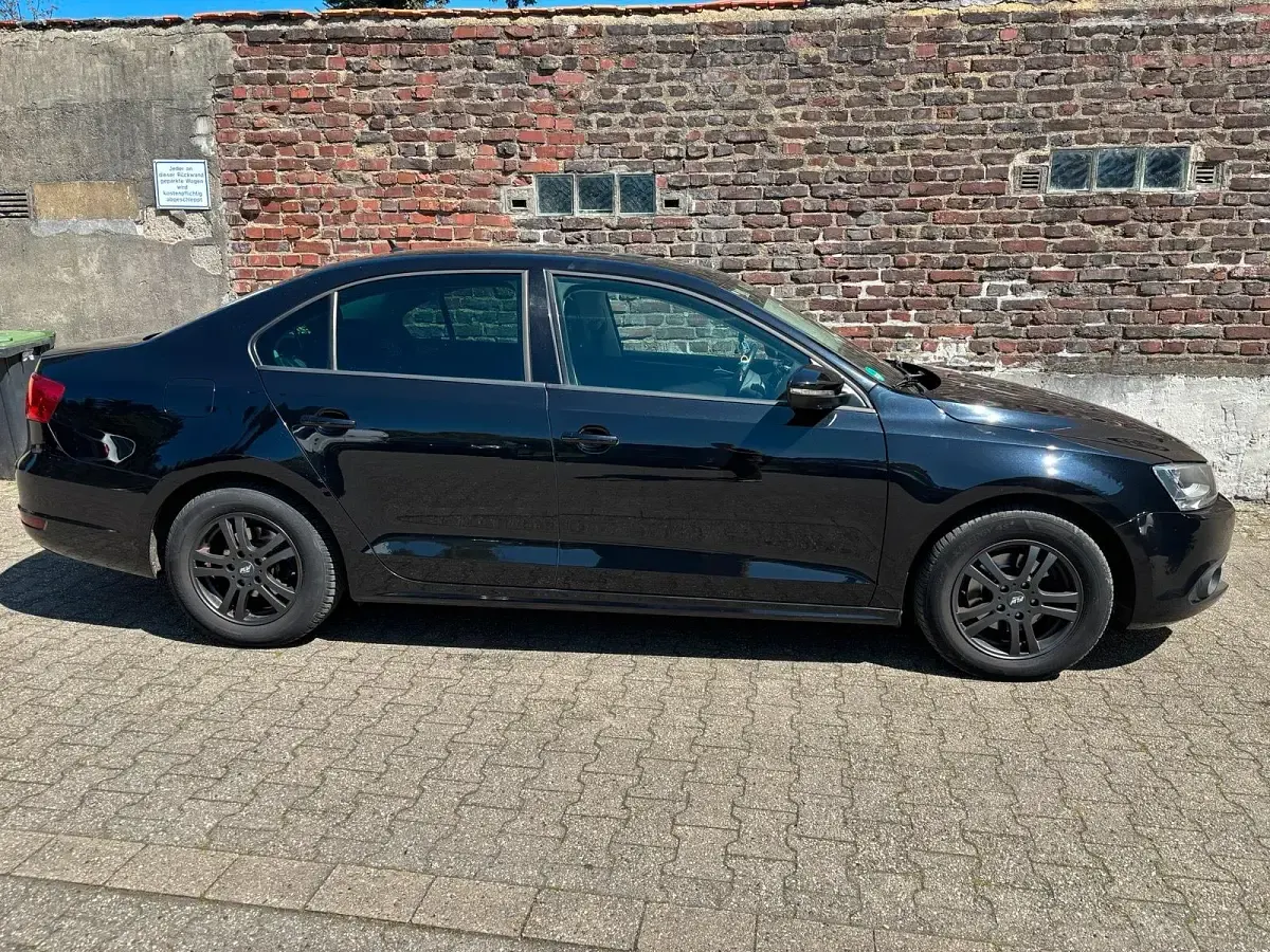 Gebraucht VW Jetta Comfortline 105 PS (77 kW) 2011 Schwarz Limousine