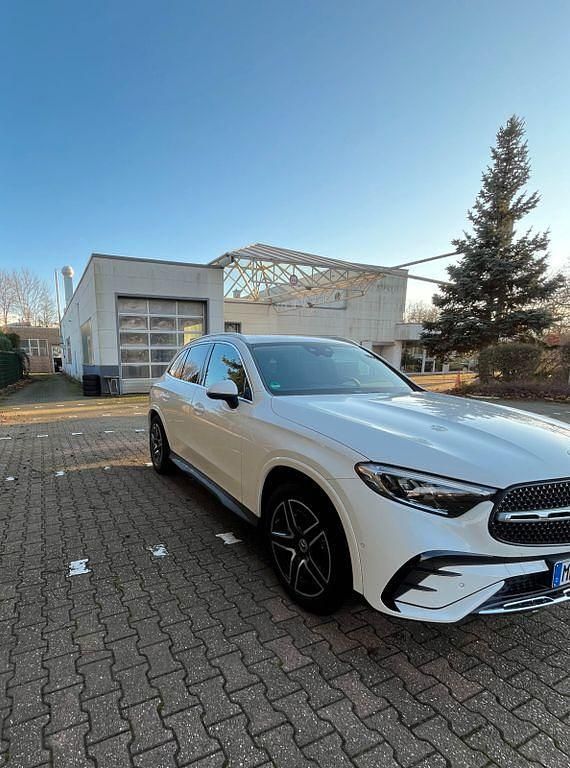 Weiß Gebraucht 2022 Mercedes GLC200 AMG line SUV | 45.500 € (Guter Preis) - Bild 1/4