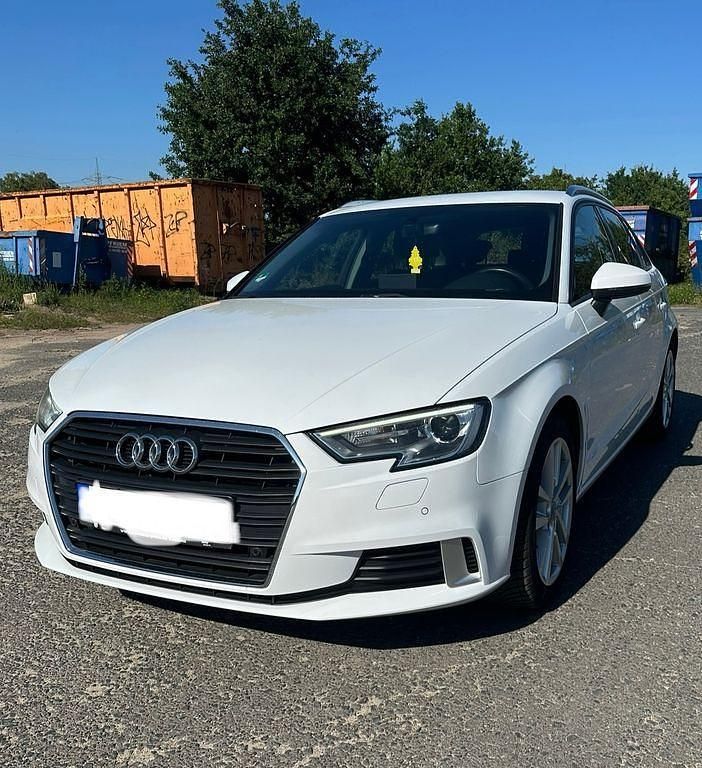 Weiß Gebraucht 2019 Audi A3 Sportback Sport Limousine | 16.700 € (Guter Preis) - Bild 1/4