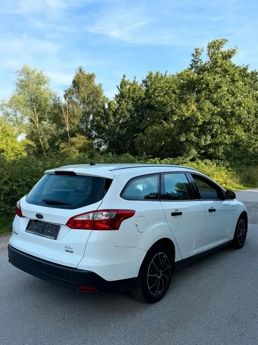 Gebraucht Ford Focus Ambiente 101 PS (74 kW) 2014 Weiß Kombi