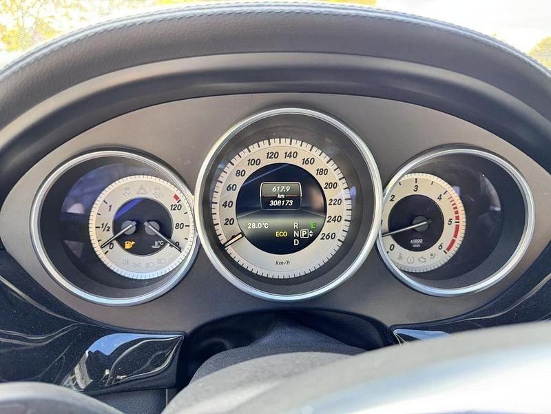 Schwarz (obsidianschwarz metalliclack) Gebraucht 2013 Mercedes CLS350 Kombi | 14.900 € - Bild 1/4