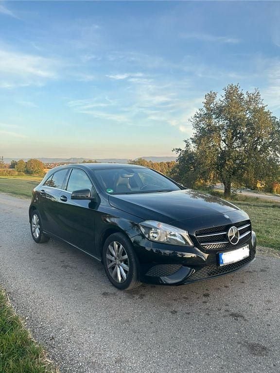 Gebraucht Mercedes A180 122 PS (89 kW) 2013 Schwarz Limousine