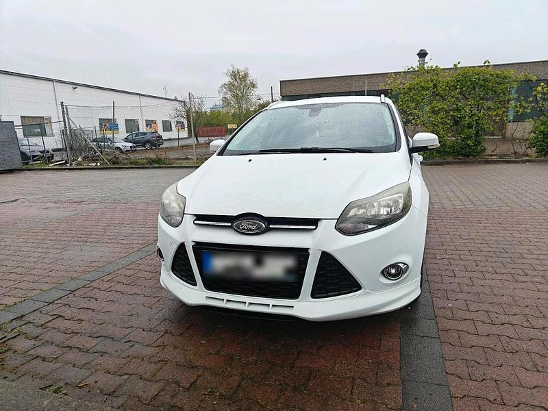 Gebraucht Ford Focus Individual 140 PS (102 kW) 2014 Weiß Kombi