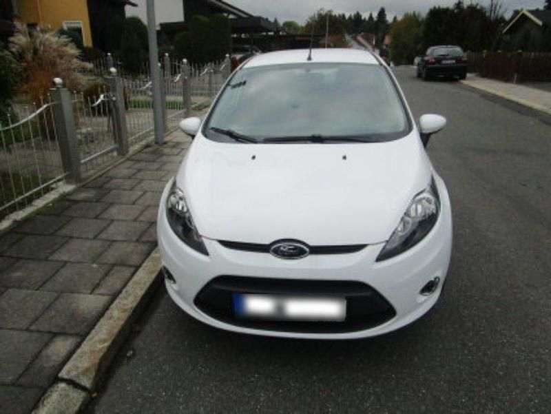 Gebraucht Ford Fiesta 60 PS (44 kW) 2012 Weiß Kleinwagen