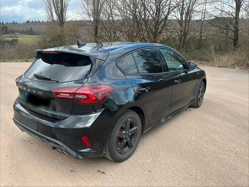 Gebraucht Ford Focus ST-Line 125 PS (91 kW) 2023 Schwarz Limousine