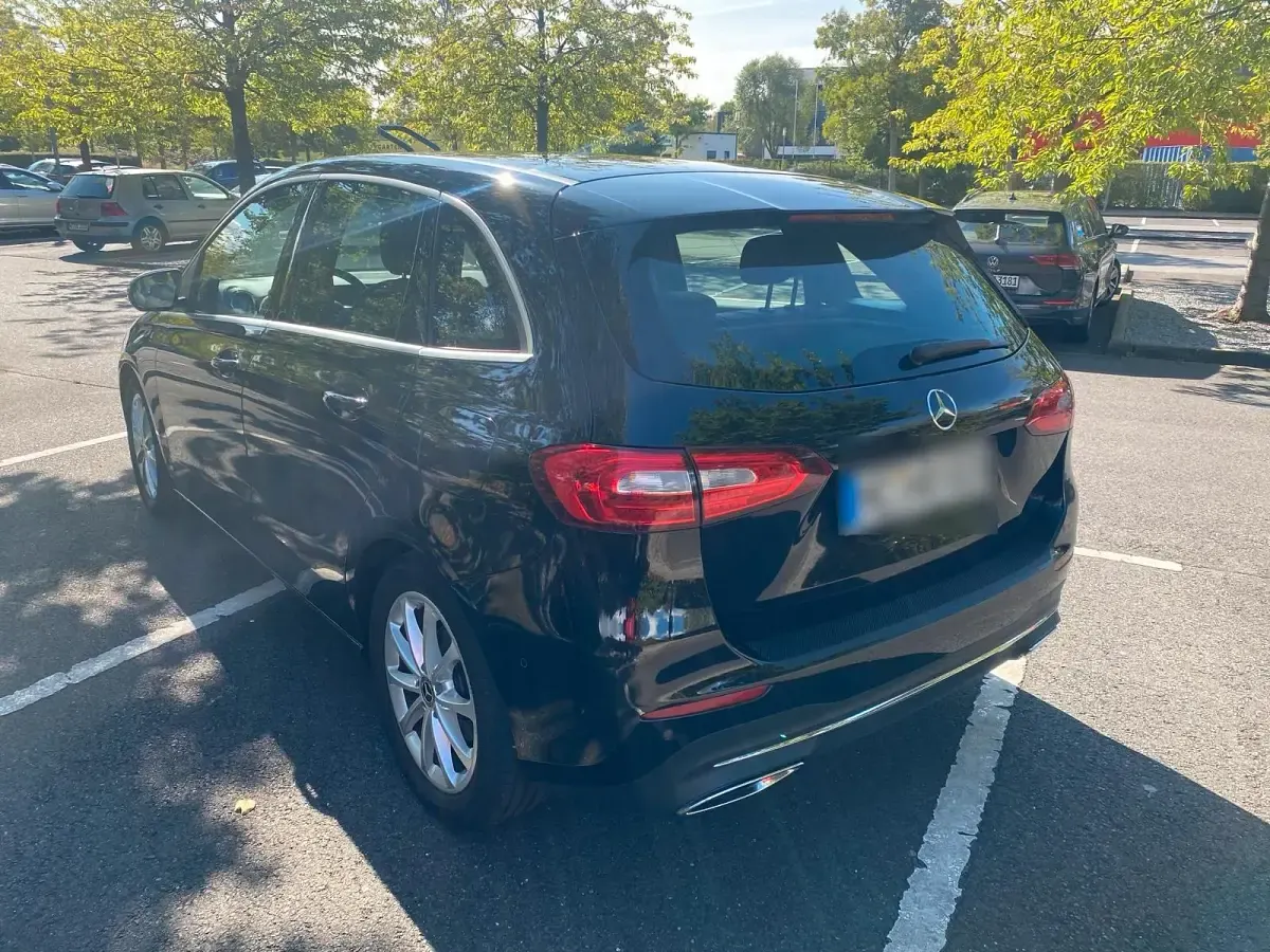 Gebraucht Mercedes B180 136 PS (100 kW) 2019 Schwarz Kleinwagen