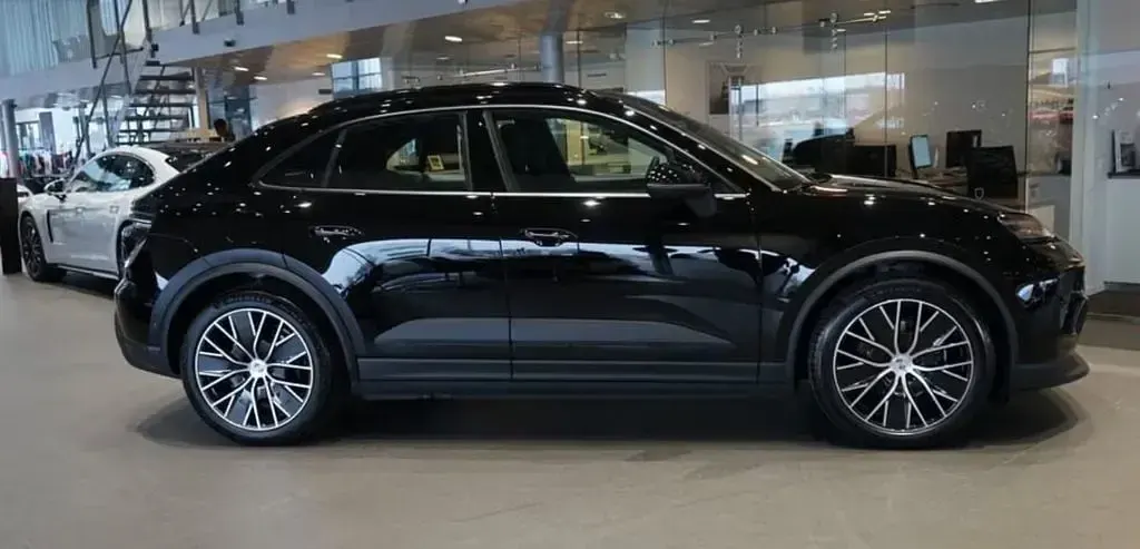 Gebraucht Porsche Macan 4 Electric 300 kW (408 PS) 2026 Tiefschwarz SUV