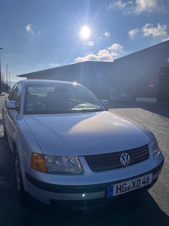 Gebraucht VW Passat 101 PS (74 kW) 1997 Silber Limousine