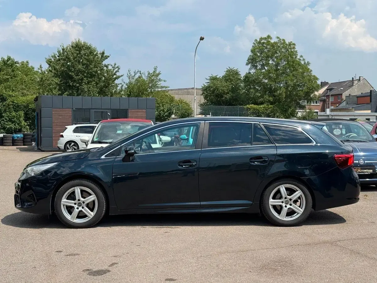 Gebraucht Toyota Avensis Edition 143 PS (105 kW) 2015 Grün Kombi