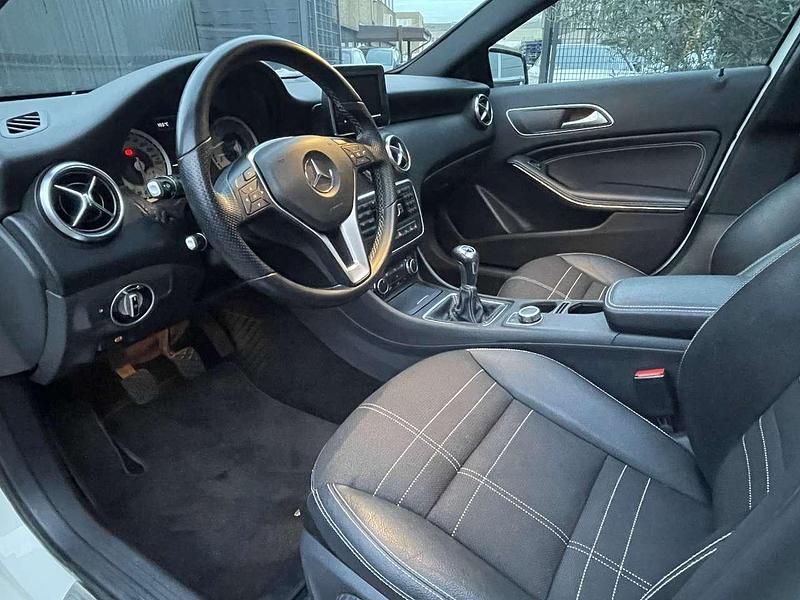 Gebraucht Mercedes A180 Urban 122 PS (89 kW) 2012 Calcitweiss  unilack Kleinwagen