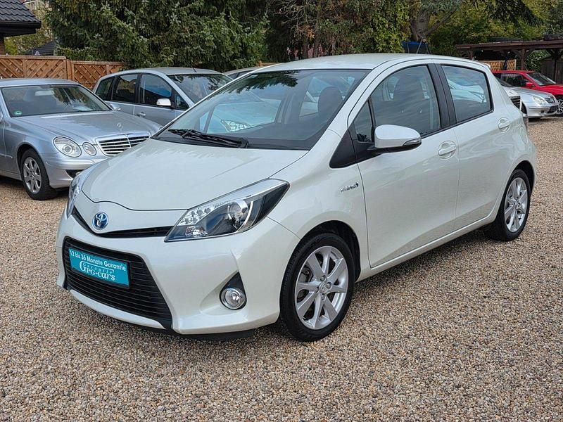 Gebraucht Toyota Yaris Hybrid 102 PS (75 kW) 2013 Weiß Kleinwagen