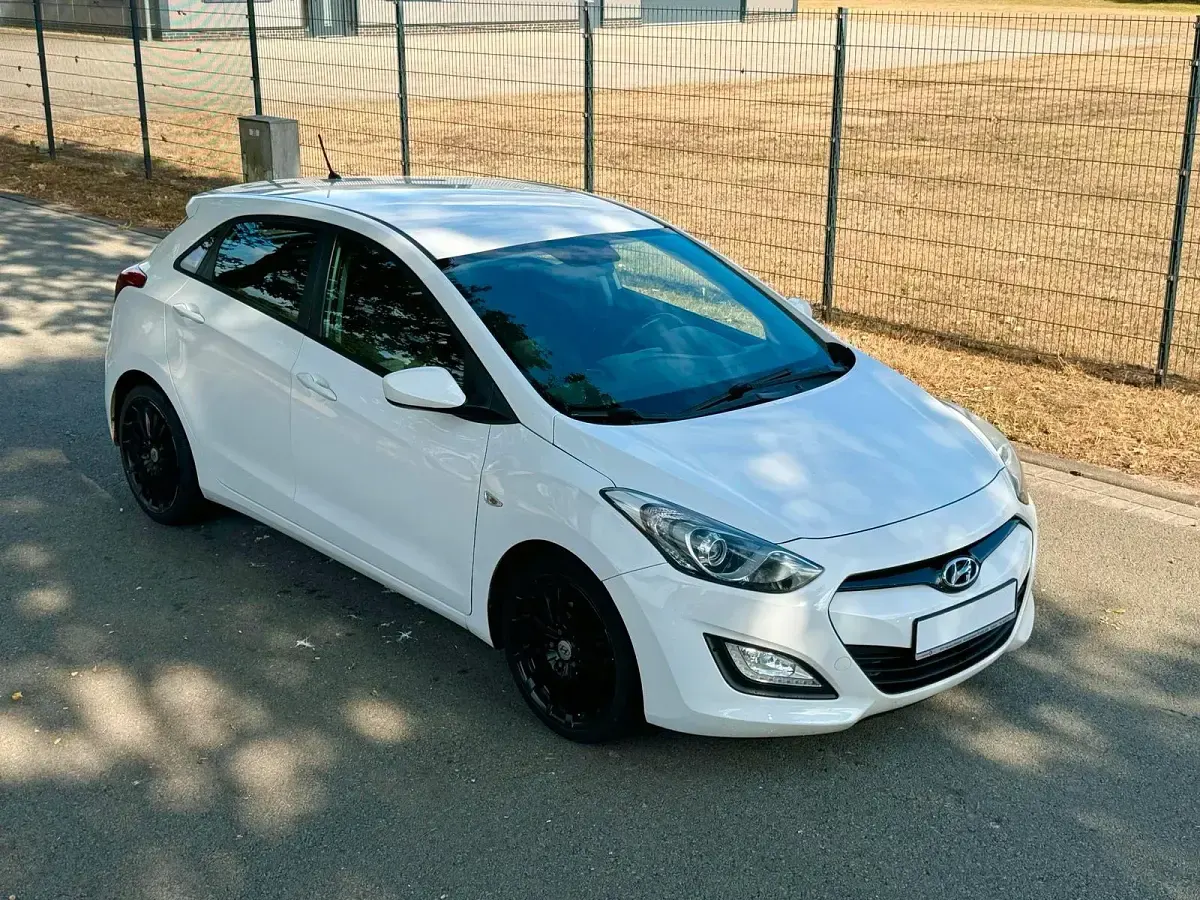 Gebraucht Hyundai i30 90 PS (66 kW) 2013 Weiß Limousine