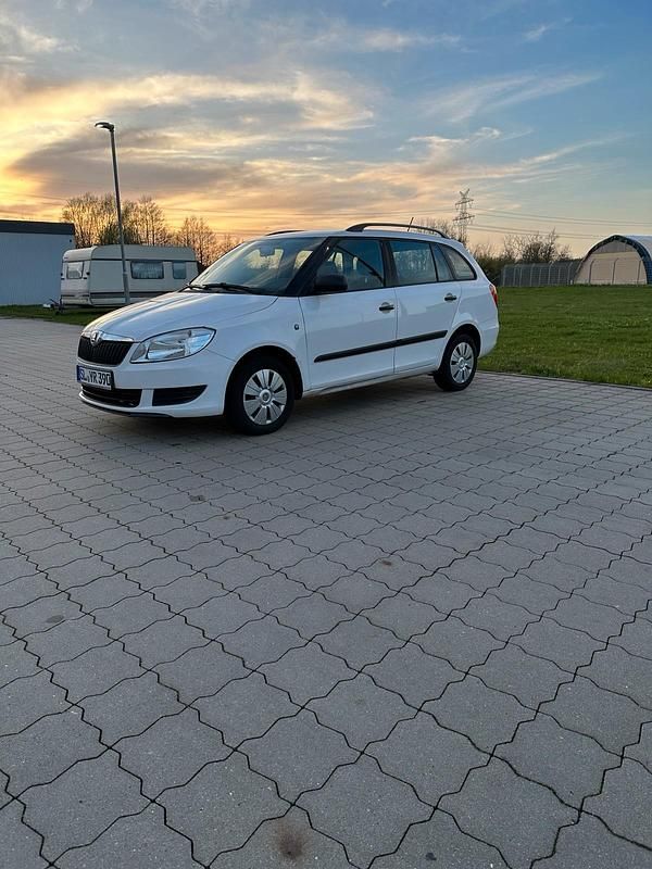 Weiß Gebraucht 2013 Skoda Fabia Kombi | 2.400 € (Fairer Preis) - Bild 1/4