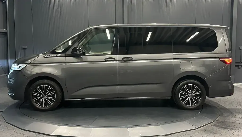 Gebraucht VW Multivan Style 150 PS (110 kW) 2025 Indiumgrau metallic Van / Kleinbus
