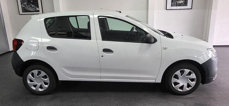 Weiß Gebraucht 2017 Dacia Sandero Essentiel Kleinwagen | 5.990 € (Fairer Preis) - Bild 1/4