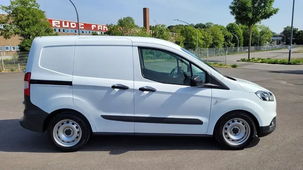 Gebraucht Ford Transit Trend 101 PS (74 kW) 2022 Weiß Van / Kleinbus