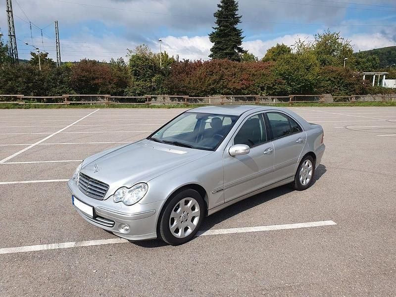 Silber Gebraucht 2005 Mercedes C220 Elegance Limousine | 6.999 € - Bild 1/4