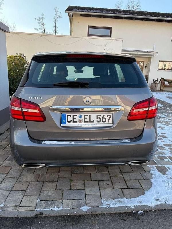Gebraucht Mercedes B180 122 PS (89 kW) 2015 Grau Van / Kleinbus