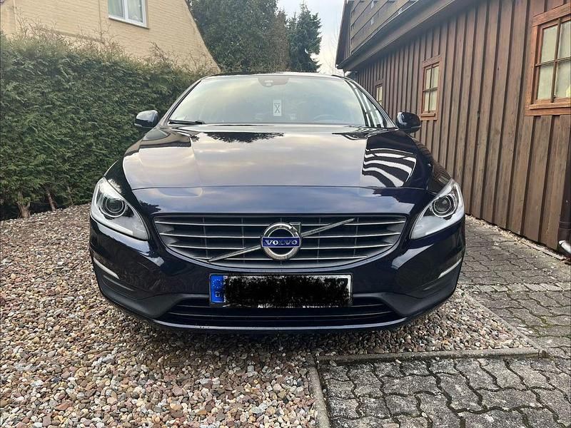 Blau Gebraucht 2016 Volvo S60 Momentum Limousine | 14.999 € (Fairer Preis) - Bild 1/4