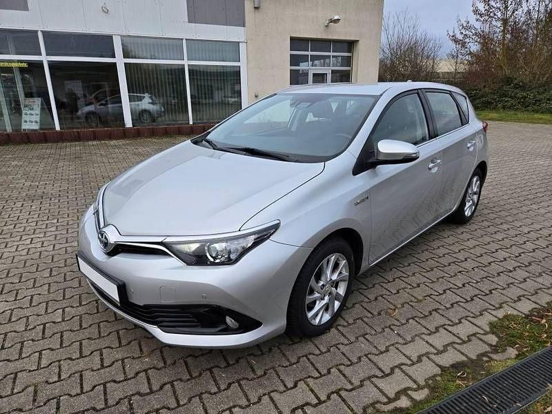 Silber Gebraucht 2015 Toyota Auris Hybrid Comfort Limousine | 15.590 € (Fairer Preis) - Bild 1/4