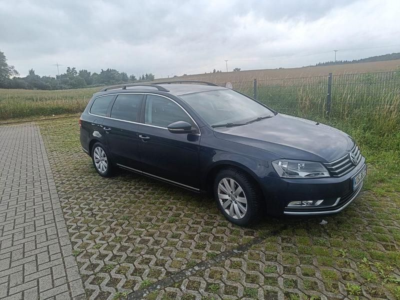 Blau Gebraucht 2012 VW Passat Comfortline Kombi | 7.340 € (Etwas zu teuer) - Bild 1/4