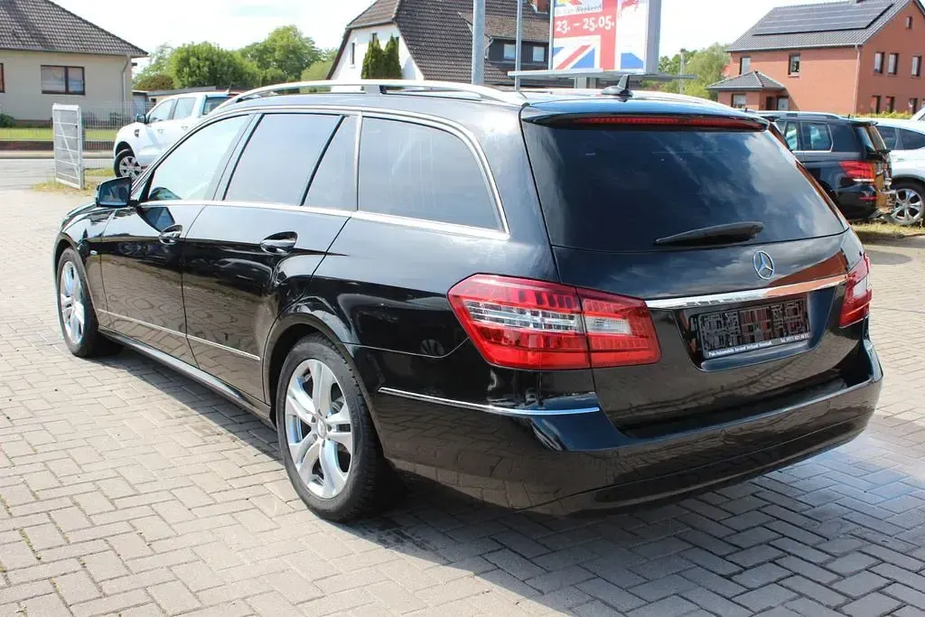 Gebraucht Mercedes E220 170 PS (125 kW) 2011 Schwarz Limousine